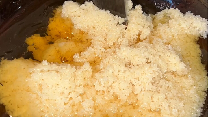 贵州街头浸泡在猪油里的糯米饭好特别啊…