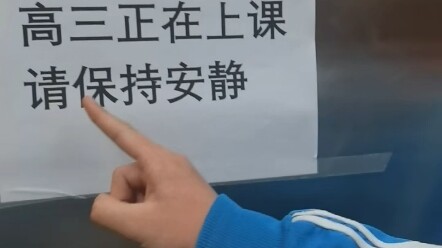 Lớp 12 vẫn chưa được nghỉ, đừng cười nhé!