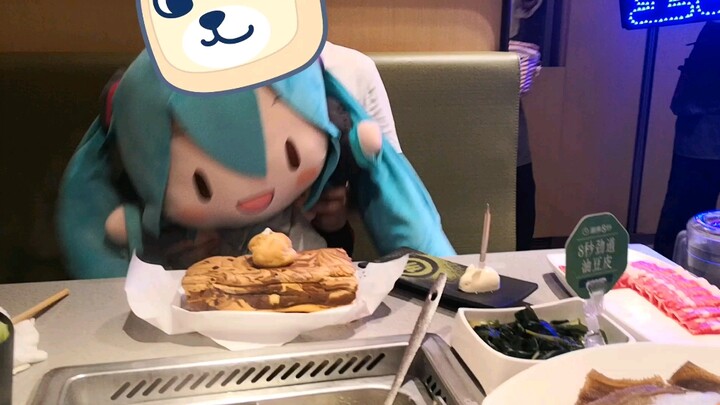 كل عام أحتفل بعيد ميلاد ميكو في هايديلاو بطريقة تُشعرني بأنني ميت اجتماعيًا!