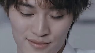 The baby closes his eyes when he is kissed, and he also actively gives a thank you gift. Besides, tr