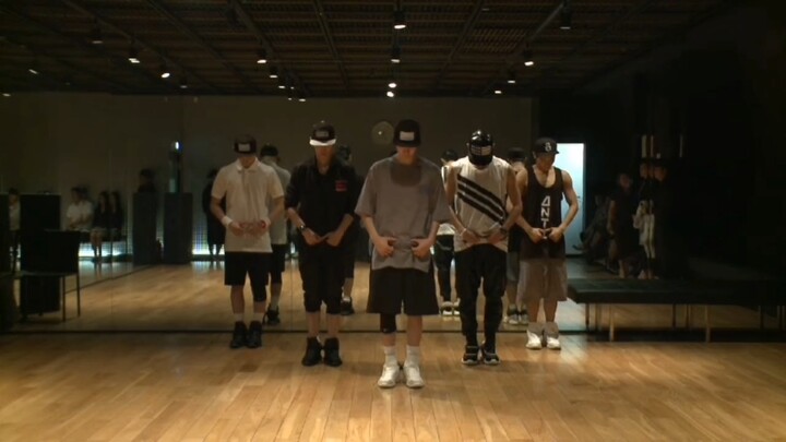 من يفهم مدى الدهشة التي تنتابك عندما ترى رقصة وانغ ييبو بعد 5 سنوات؟!