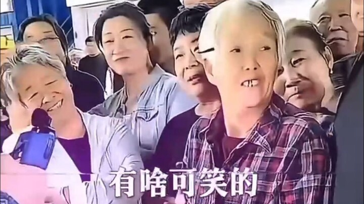 When the streamer actually gave out gifts, the older folks finally stopped laughing.