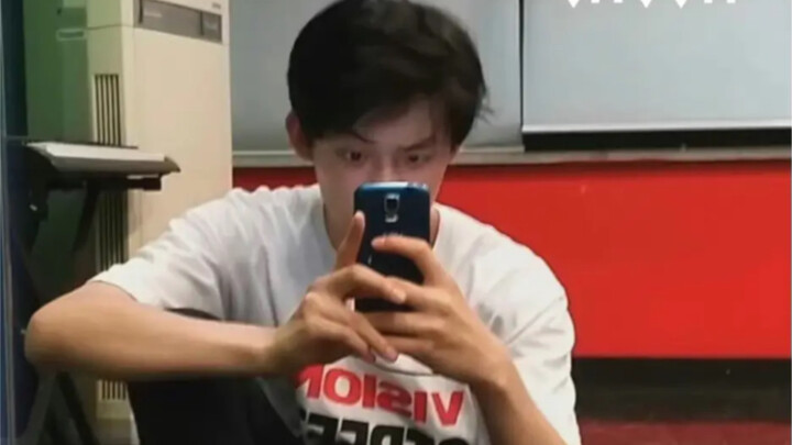 رقصة ريان جون ني المقلدة لأغنية "اللص الغامض"/"Danger" للأخ الأكبر تاي مين، بعمر 17 مقابل 23 سنة