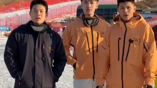 哈尔滨185帅哥抱着滑雪，谁说超过100斤抱不了 #滑雪爱好者  #雪中玩耍