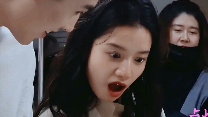 我一直以为她是清冷大美女