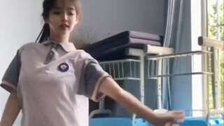 Si cantik berkelas hadir untuk menunjukkan bakatnya. Masa muda siapakah ini?
