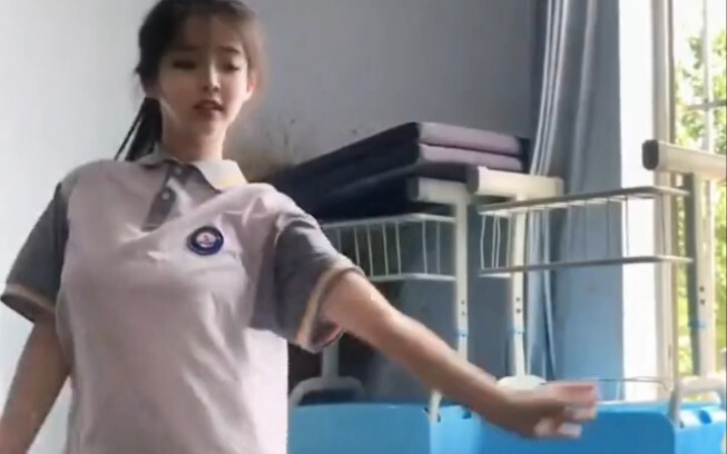 สาวงามประจำห้องมาโชว์ความสามารถ นี่มันวัยสาวของใครกัน
