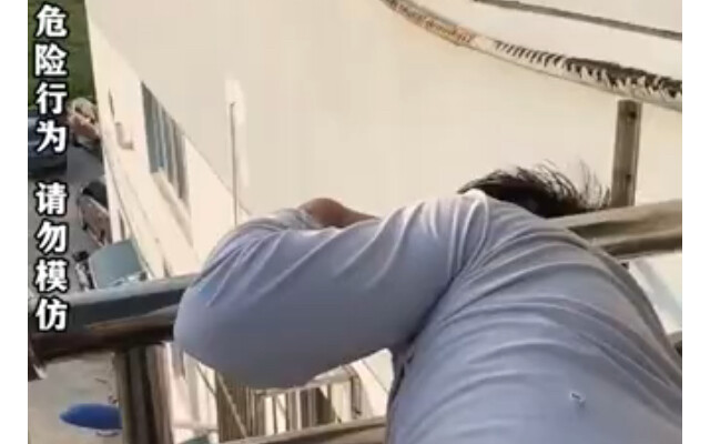 打赌一顿饭头卡栏杆六小时出不来，太尴尬不敢报警！