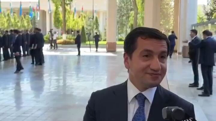 Hikmət Hacıyev media nümayəndələri ilə səmimi söhbət edib və jurnalistlərin suallarını cavablandırıb