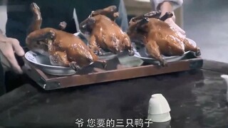 男人吃了三只八斤的烤鸭，没想一称竟缺斤少两，这下老板惨了