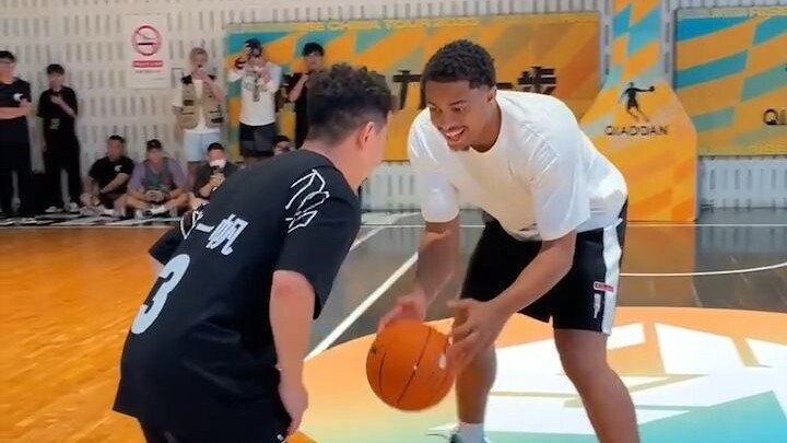 Trải nghiệm bị cầu thủ NBA úp rổ là như thế nào, hôm nay quả thật được úp rổ đã lắm!