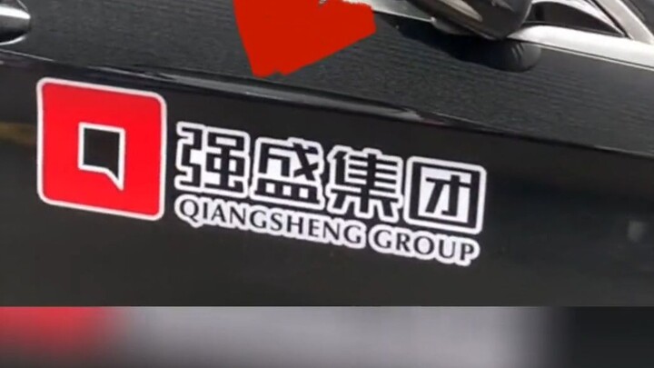 Woman’s car blocked by illegally parked vehicle—she was about to call someone to move it, then saw t