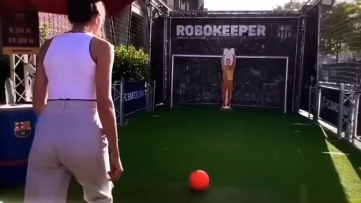 مهارات الأخ في لعب الكرة تجاوزت مستوى الآلهة!