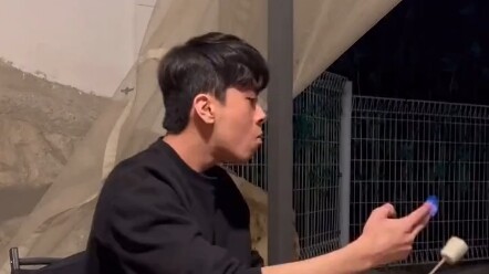 Tuy rất đẹp trai, nhưng xin đừng bắt chước!