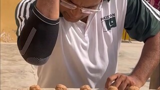 用手肘30秒砸碎了169个核桃，巴基斯坦男子Muhammad Rashid创造了新的吉尼斯纪录