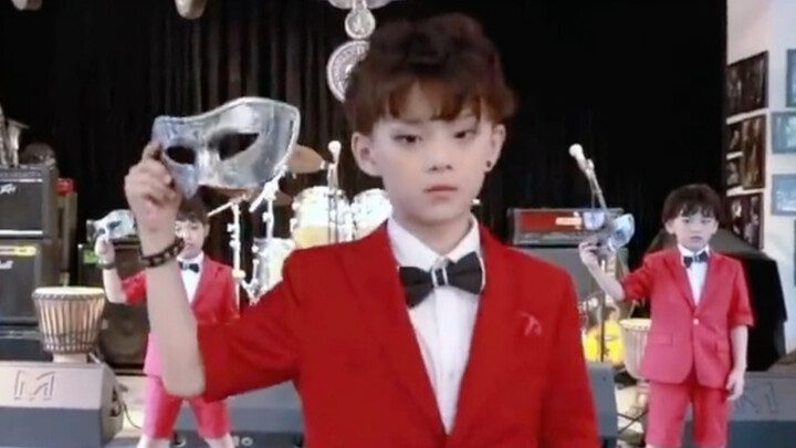 ใครยังไม่ได้ดูการเต้นสุดเร่าร้อนของเฉินซือฮั่น สมาชิกวงอวดดื้อคนนี้บ้าง!