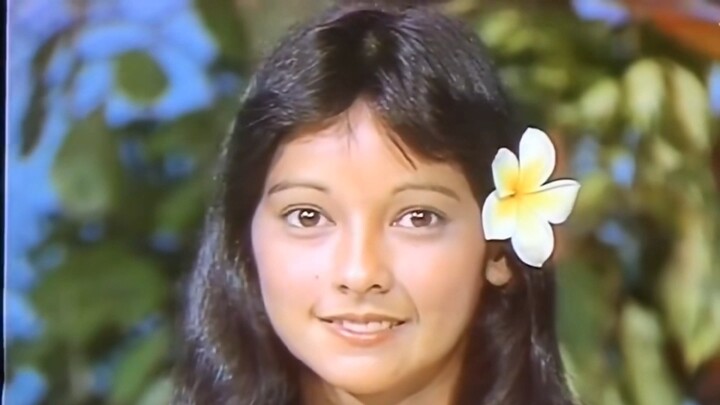 [Đoạn nhảy] Agnes Lum – cô gái Mỹ gốc Hoa đến từ Hawaii – biểu diễn một điệu hula. Nhân vật nữ chính