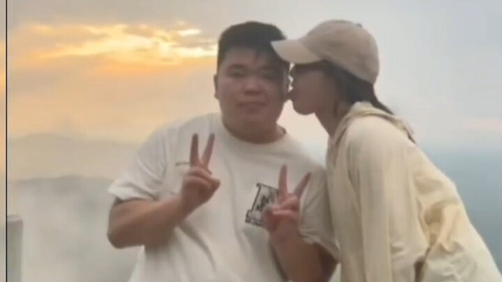 Cô ấy vẫn làm vậy.