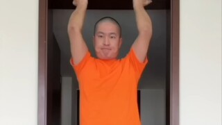 马桶里钻出个什么玩意。