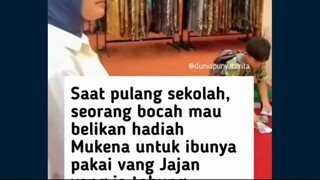 Saat pulang sekolah, seorang bocah mau belikan hadiah Mukena untuk ibunya pakai uang Jajan yang ia t