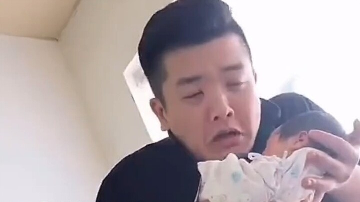 Những ông bố mới lần đầu tiên bế con