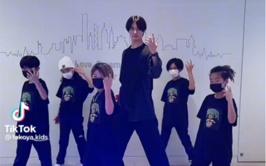 Maeda Kentaro cùng các bạn nhỏ hóa thân!