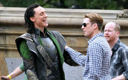 Loki và Captain America nhảy đôi trực tuyến, Captain America bảo rằng chỉ vì màn nhảy này mà Loki đã