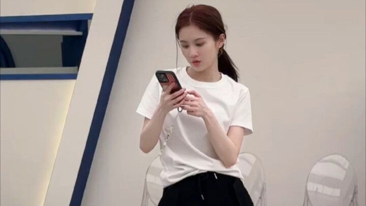 Zhang Huiwen practices the singing and dancing performance of "The First Person I Loved"—we, the dan