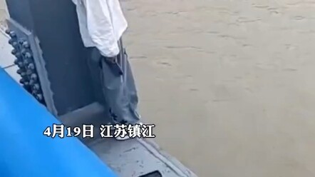 Một phụ nữ đứng bên thành cầu khóc lóc, để lại điện thoại rồi nhảy xuống sông tự tử; thi thể của cô 