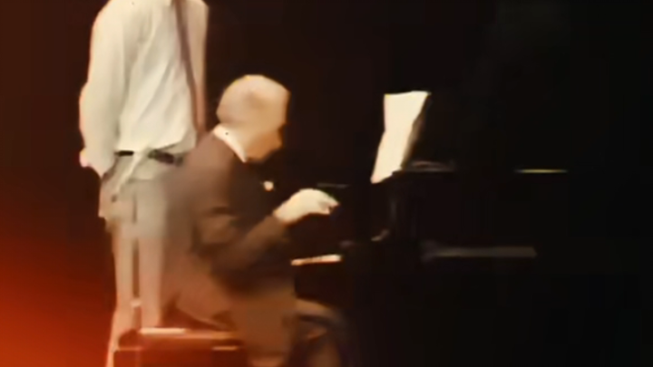 Momen dramatis antara pianis kocak dan asisten kecil yang sopan!