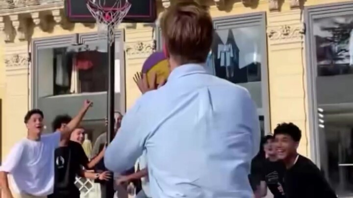 Nilai emosionalnya sudah maksimal! Koleksi tembakan basket orang yang lewat secara acak