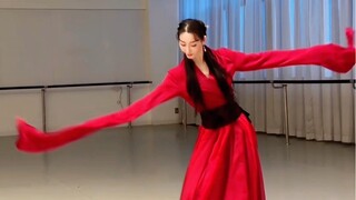"أود أن أهدي رقصة الأكمام الحمراء هذه إلى الجنرال🏮" "قال الجنرال إنه يريد أداء رقصة، ظننت أنها رقصة 
