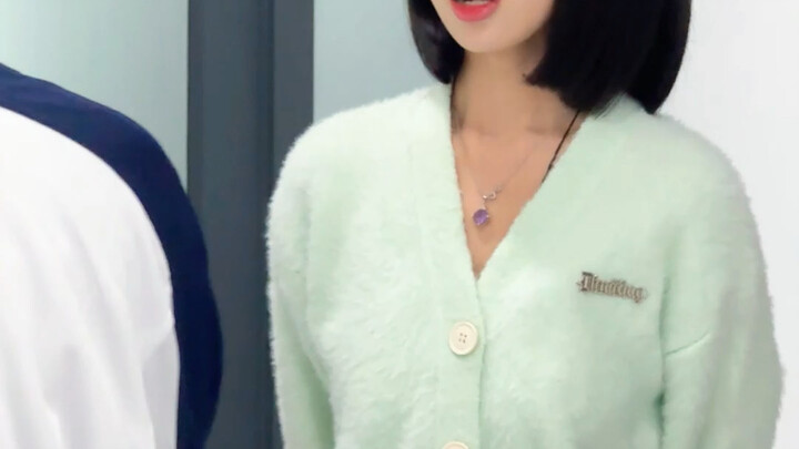 I really want to get into the video and wake Mu Zixiong up!