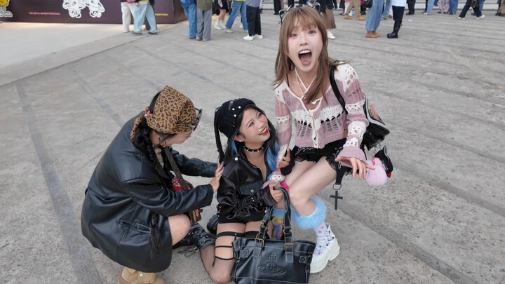 Flirting with the beautiful girl I wouldn't dare look at on the street!