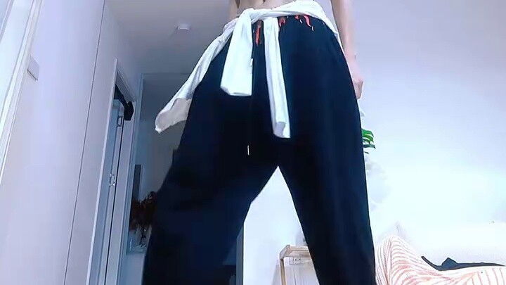 This dance move by aespa teaches you how to follow the UPUPUP step!