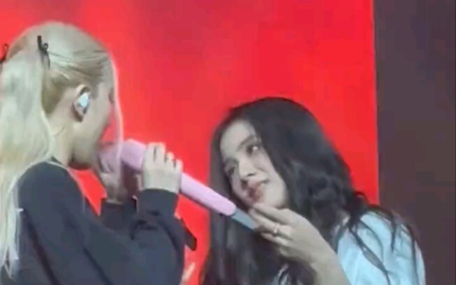 ROSÉ thought her mic wasn’t working, so she borrowed JISOO’s mic. JISOO: “Huh?”