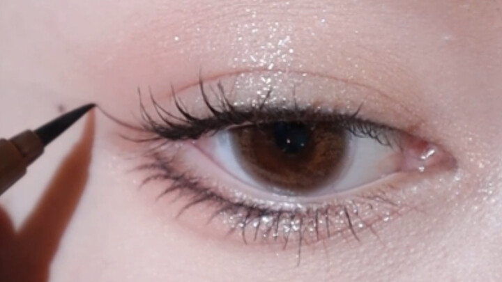 Pertunjukan eyeliner sehari-hari