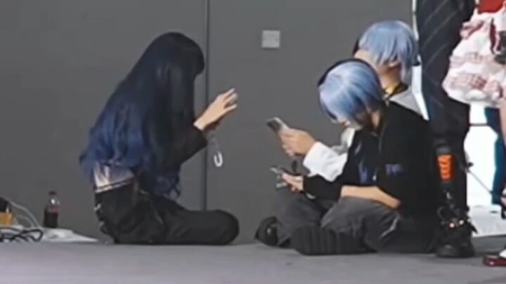 【CrazyBeat】Home-dance enthusiast’s DNA is triggered—they’re crawling on the floor super fast!