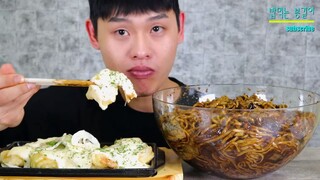 mukbang mỳ tương đen