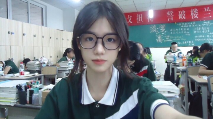 في المدرسة الثانوية، وقعت في حب سري لمدة ثلاث سنوات!