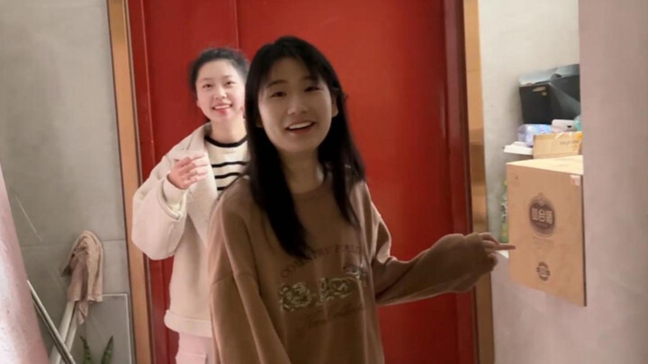 妹妹来家里做客怎么还能拿东西呢？