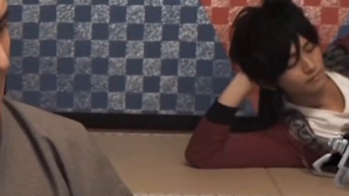 The interaction between His Highness and Origami is so cute! He can only relax like this when the ol