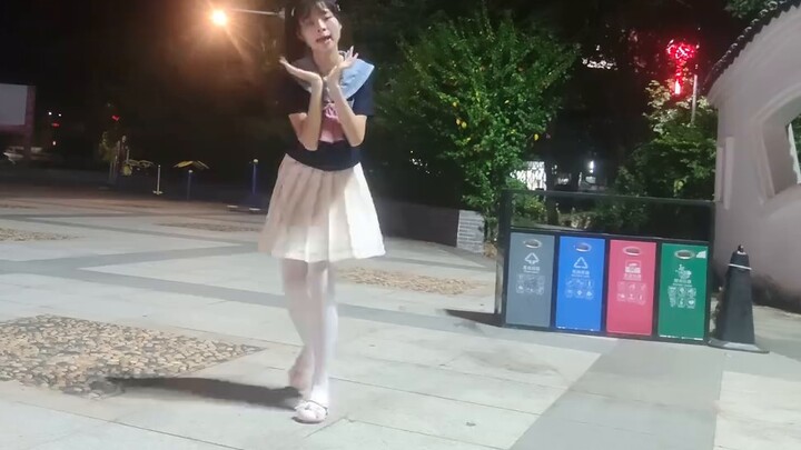 ฉันชอบถุงน่องสีขาวเสมอ! ถึงแม้จะร้อนไปหน่อยเวลาใส่ในฤดูร้อน แต่ก็กันแสงแดดได้! ...ย้อมสีตามสีที่ชอบ