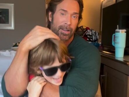 Big Power King submits Little Power King with a rear-naked choke