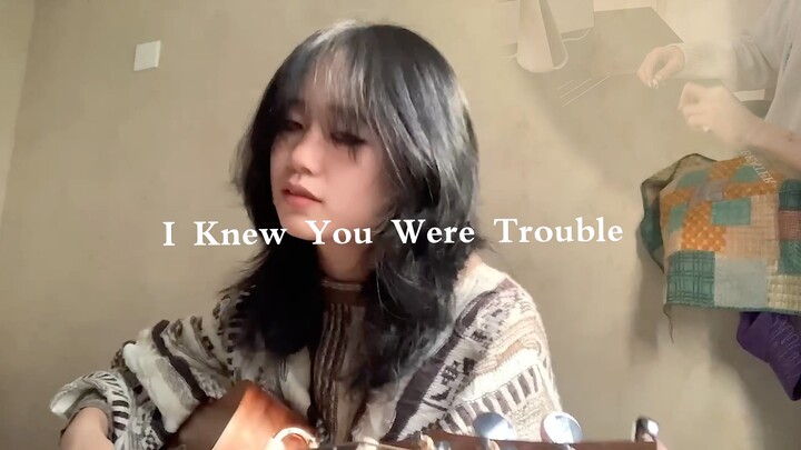 Khi penbeat kết hợp với I Knew You Were Trouble - đàn và hát