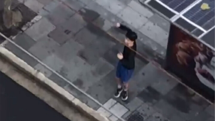 朋友集中隔离期间心情比较低落，我去他楼下跳起了舞