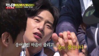 Running Man 295 - The cast members apologize to actor Park Seo-Joon by awkwardly washing his feet