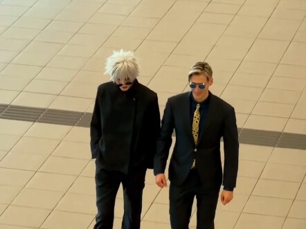 Cowok asing tampan cosplay Jujutsu Kaisen Gojo Satoru dan Nanami Kento
