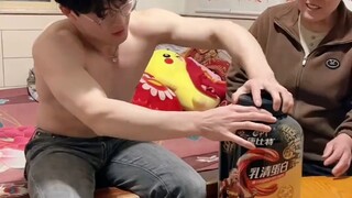 姐姐居然还敢挑衅健身的弟弟，弟弟直接扛着姐姐扔炕上！！