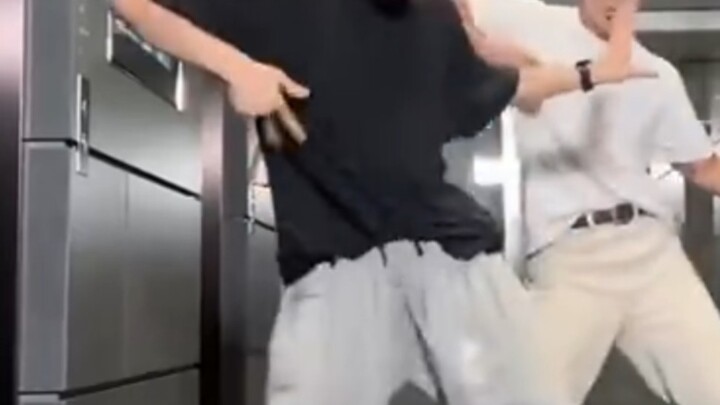 天！他居然跳的女位啊啊啊啊啊啊啊啊！跳女位也这么帅真的好吗！！230901 Elevator